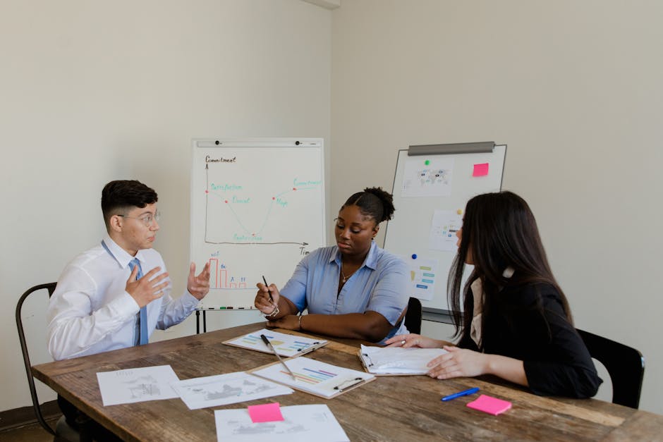 Tým odborníků diskutuje nad finančními grafy v moderní kanceláři.